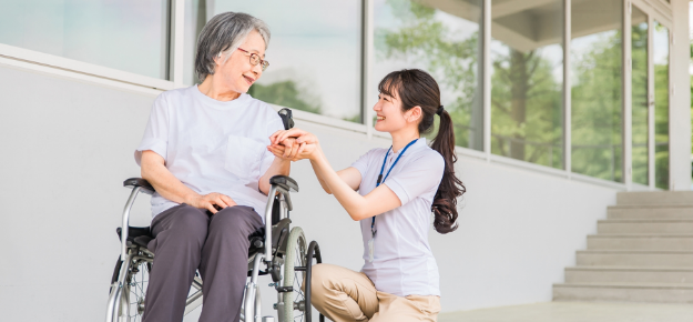 写真：車いすの女性と介護士