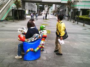 写真：アートガイドツアーの様子