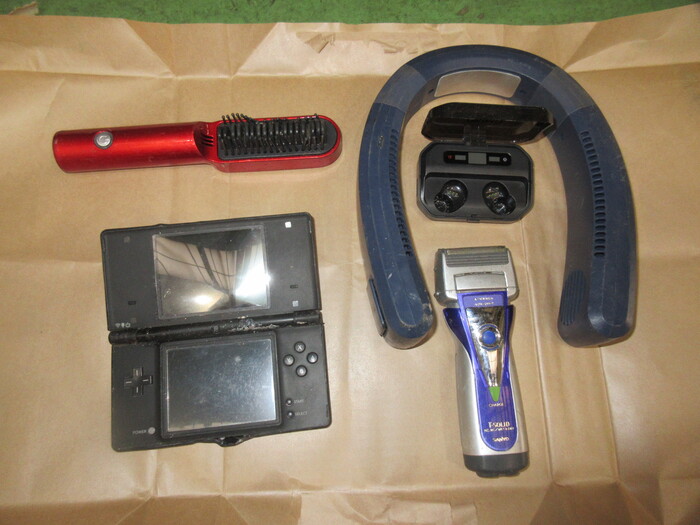 写真：有害ごみの例その2（小型充電池の取り外しができないゲーム機、ドライヤー、シェーバー、イヤホン、ヘッドホン）