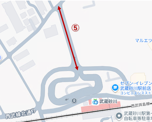「普通自転車歩道通行可」の標識が設置されている道路