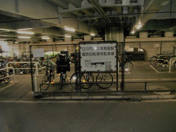 写真：柴崎体育館駅臨時自転車駐車場高架下