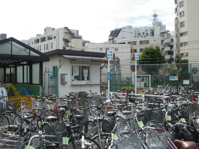 写真：西地下道有料自転車駐車場