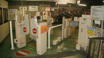 写真：場内出入口