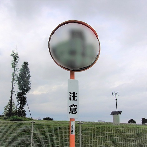 写真：カーブミラー