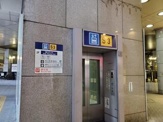 写真：エレベーターに取り付けられたサインとマップにリンクしている番号