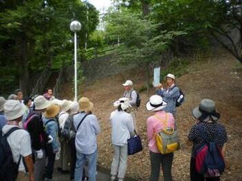 写真：崖線ウォーク説明中