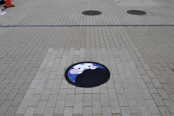 写真：たましんRISURUホールとの間の通路