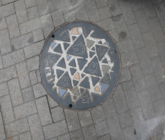 写真：郵便局付近のカラーマンホール