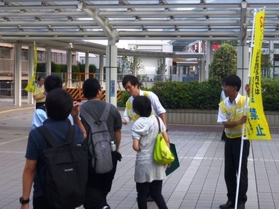 写真：啓発活動（ティッシュ配布）