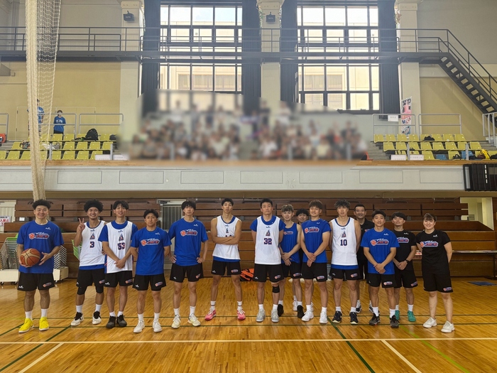 公開練習後にファンの皆様と集合写真撮影