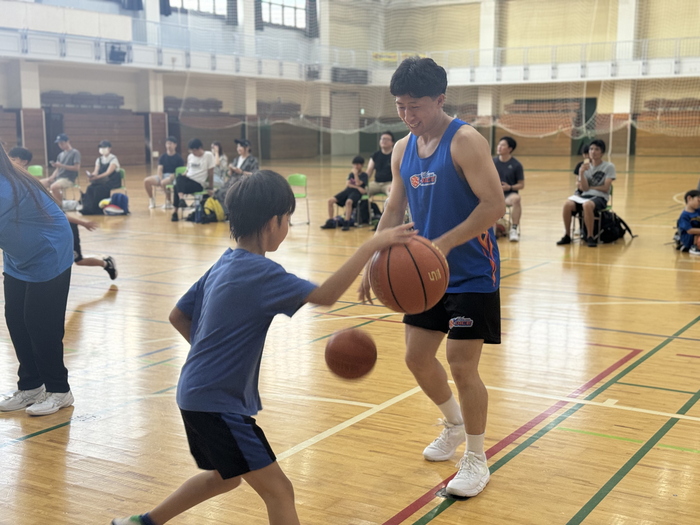 小学生対象のバスケットボールクリニックの様子