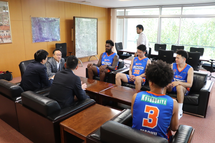 酒井大史立川市長と立川ダイスの皆様がご歓談される様子