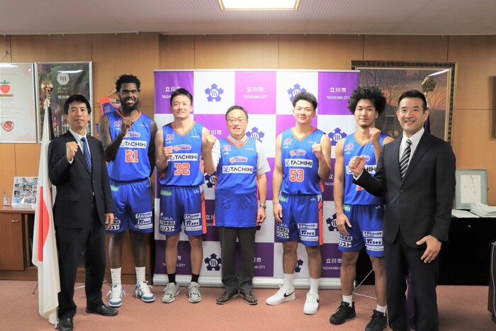 立川市長と立川ダイスの皆様の集合写真