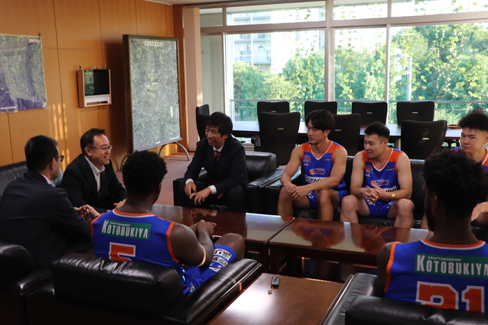 市長と選手の歓談の様子