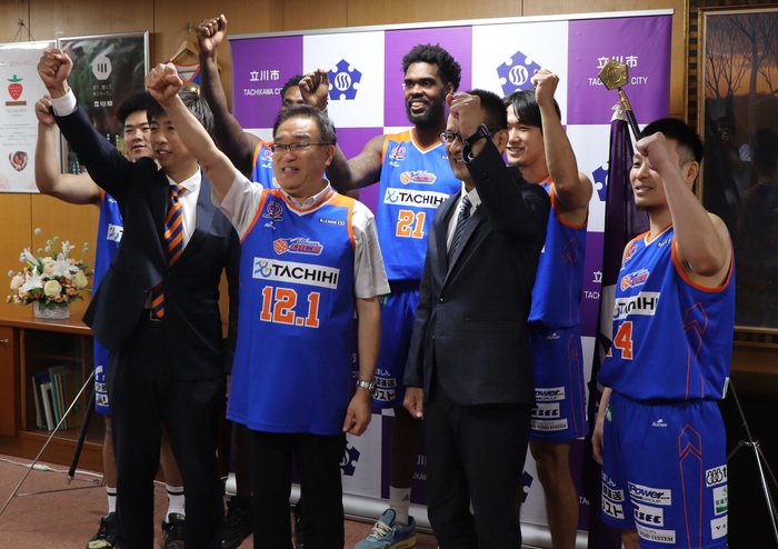 代表取締役の原宏樹社長、選手、市長の集合写真