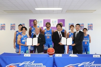 写真：調印式の様子