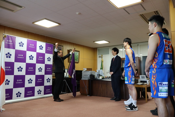 市長が選手たちをお見送りする様子