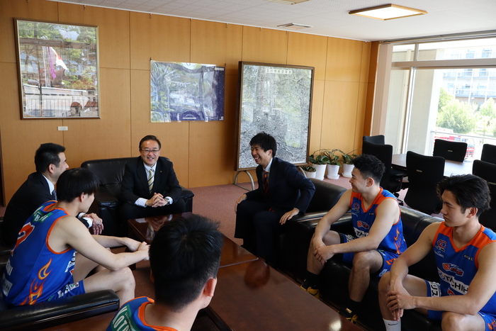 酒井市長と選手の皆様の談笑の様子