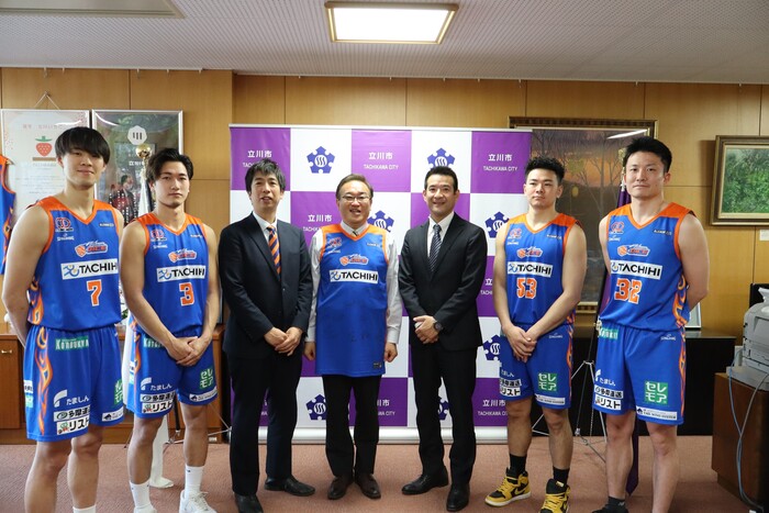 酒井市長と選手の集合写真