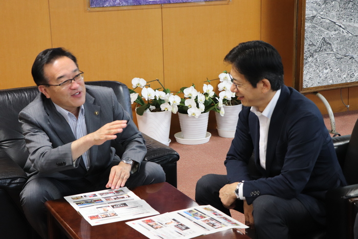 市長と談笑されるアルバルク東京の代表取締役社長の林様