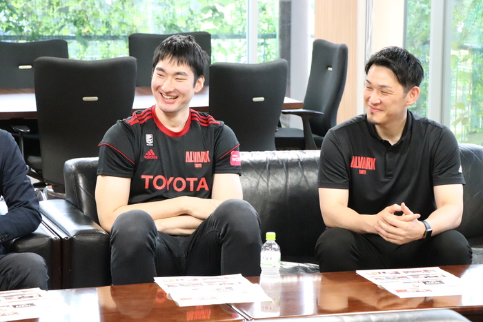 平岩玄選手とアルバルク東京のゼネラルマネージャーの伊藤様