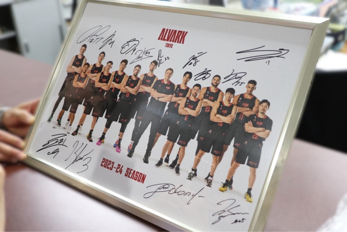 プレゼントしていただいたアルバルク東京の選手のサイン入り集合写真