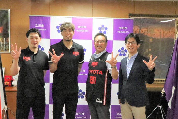 市長とアルバルク東京の皆様の集合写真