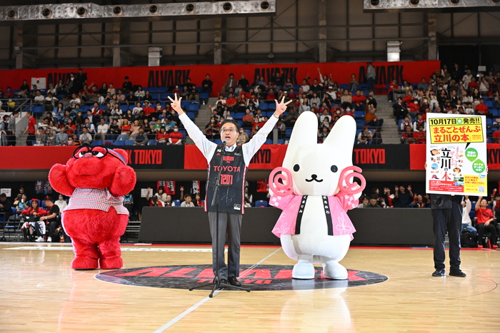 アルバルク東京の「WE」ポーズをする酒井市長