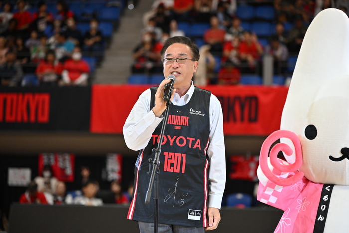 ご挨拶する酒井市長とその横に立つくるりんとのツーショット