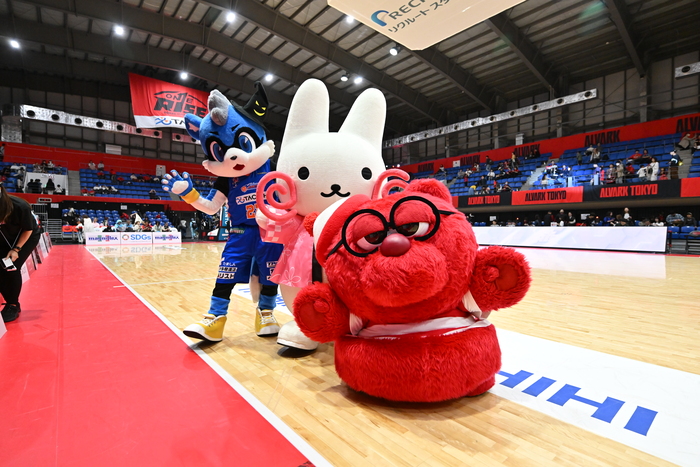 フィールドで写真撮影をするくるりん、ルーク、たっちー