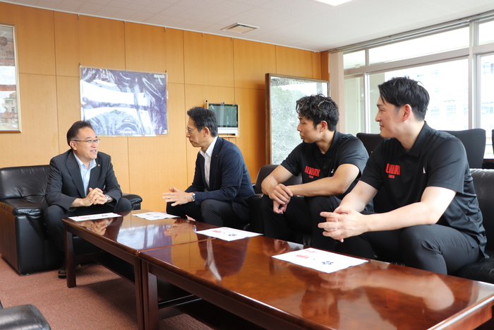 選手と市長の談笑の様子