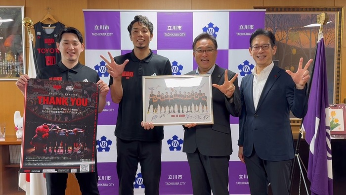 市長と選手の集合写真