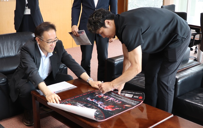 ポスターへのサイン記入