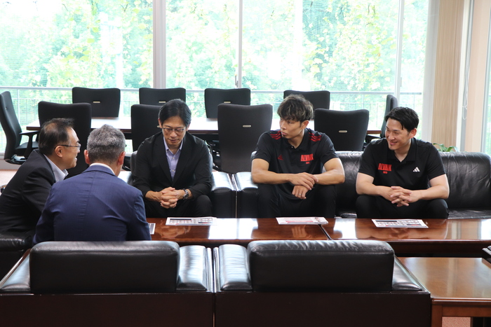 市長と選手の談笑の様子