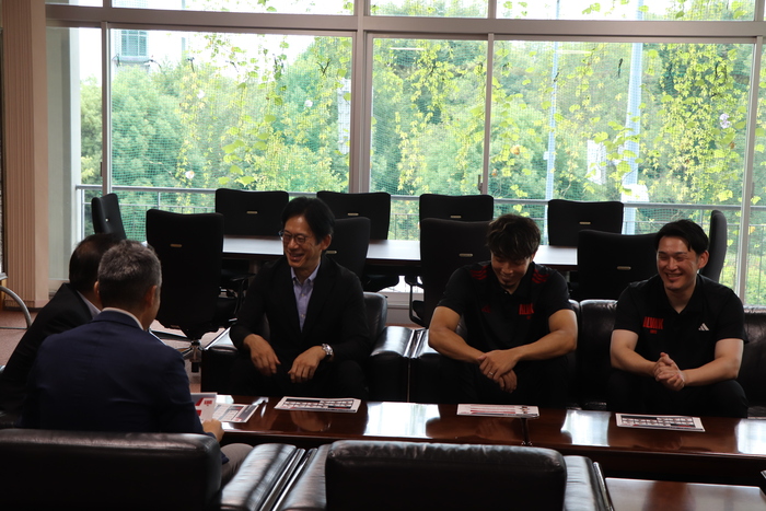 市長と選手の談笑の様子