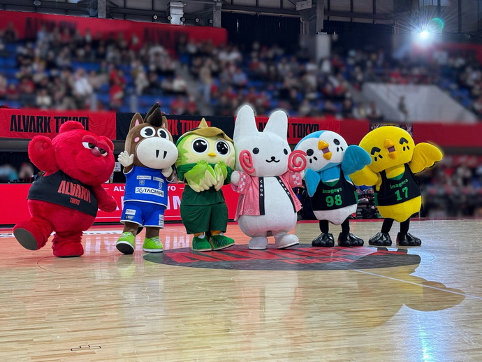 写真：試合を盛り上げたくるりんとルークたち