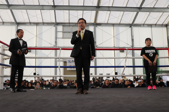 左から司会者、酒井立川市長、石川会長