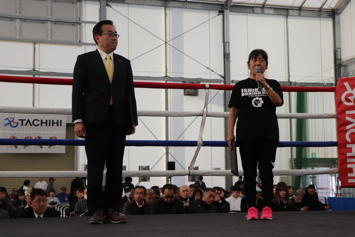 左から酒井市長、石川会長の写真。石川会長コメント発表の様子