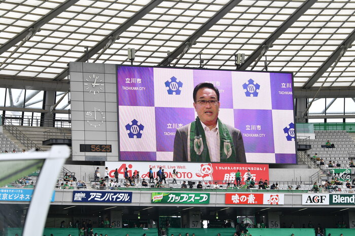 立川市長のビデオ応援メッセージを大型ビジョンで放映している様子