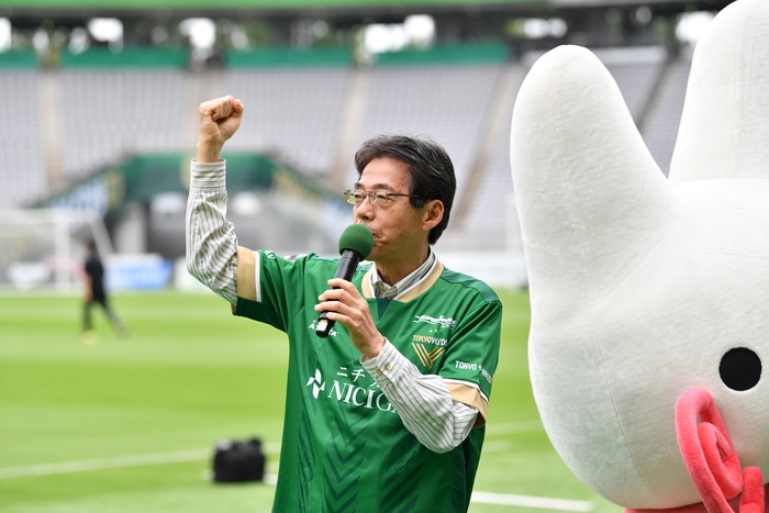 応援スピーチを実施する近藤副市長とその横に立つくるりん