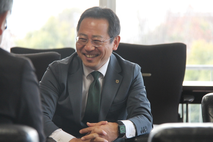 酒井市長とのお話の最中に笑顔がこぼれる中村社長
