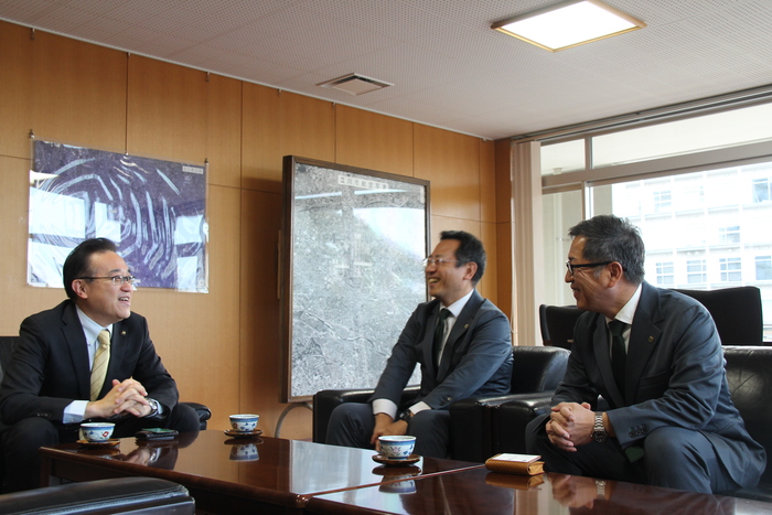 酒井市長と中村社長と栗田副社長が談笑される様子
