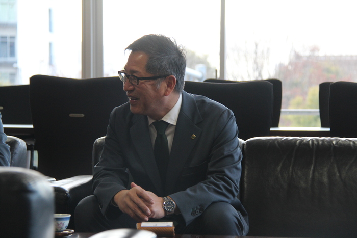 笑顔で酒井市長へお話される栗田副社長