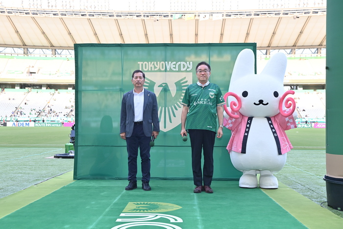 セレモニー時の集合写真（左から中村考昭代表取締社長、市長、くるりん）