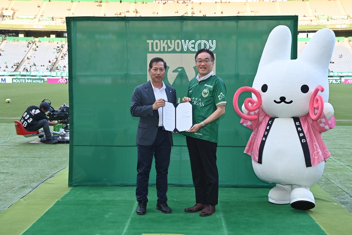 セレモニー時の集合写真（左から中村考昭代表取締社長、市長、くるりん）