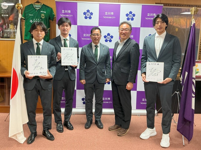 集合写真（左から新井悠太選手、平川怜選手、栗田大輔副校長、市長、長沢祐弥選手）