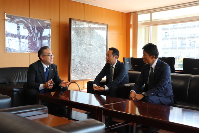 写真：表敬訪問の様子