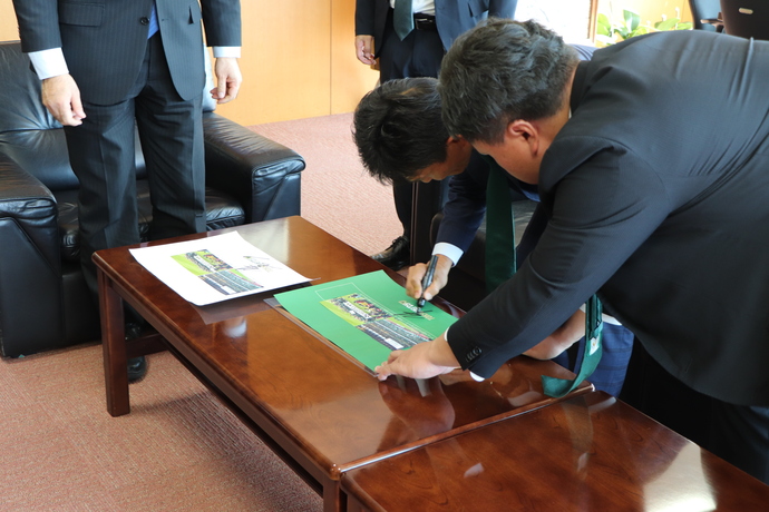 写真：東京ヴェルディの監督にサインをいただいている様子