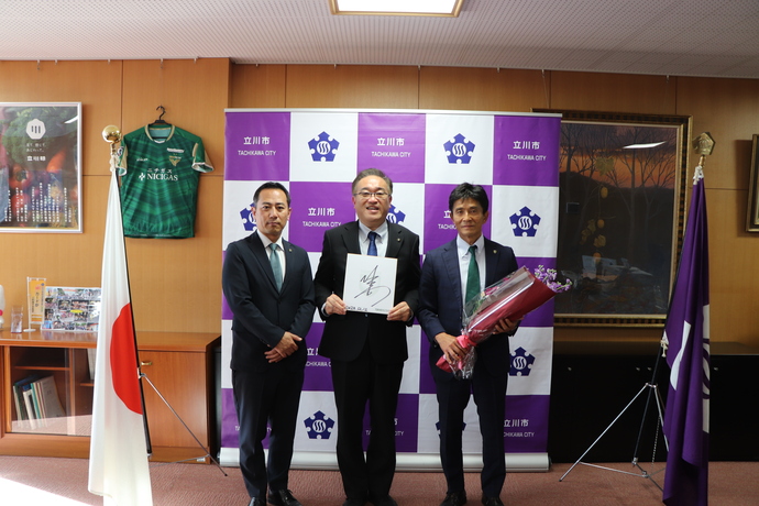 写真：市長との記念撮影の様子