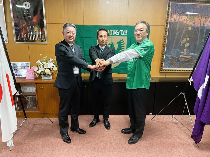 写真：左から田中副市長、中村社長、酒井市長